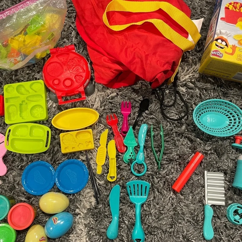 Hasbro PlayDoh Kitchen Creations Burger Fries Messy Mat ABC Arts & Crafts Bundle